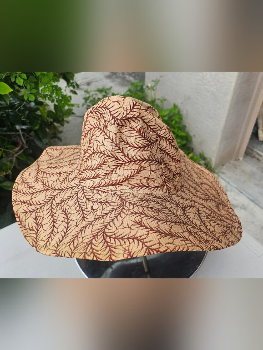 Wide-Brim Sun Hat in Beige with Brown Leaf Print